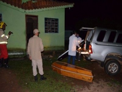 Mãe e filho morrem carbonizados em incêndio de residência
