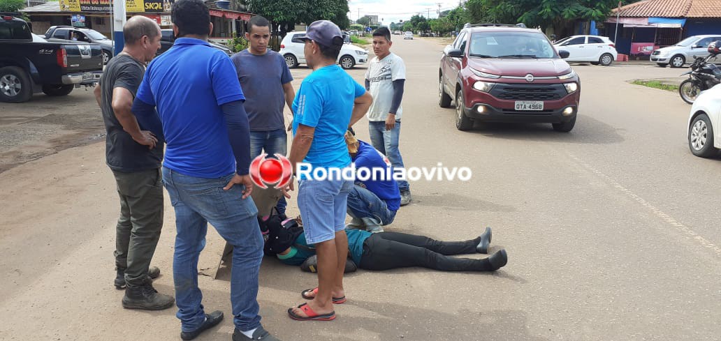 LESIONADA: Condutora de moto fica ferida após bater contra carro em cruzamento