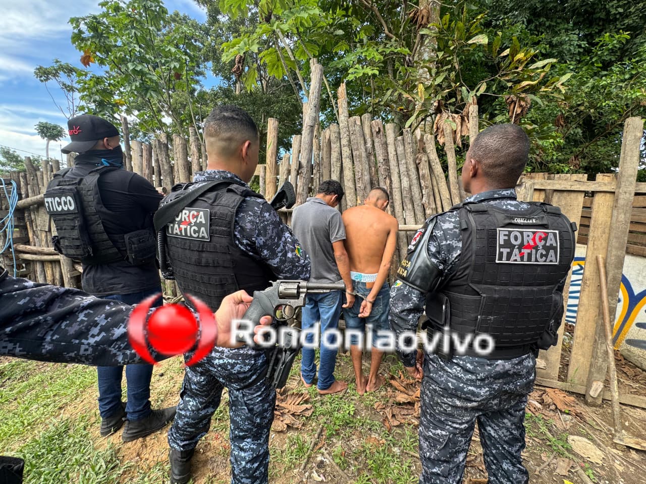 VÍDEO: Força Tática do 9° BPM e FTICCO prendem dupla com revólver e droga no Cai N'água 