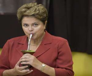 Dilma vota com Tarso Genro em Porto Alegre e toma chimarrão