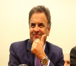 Aécio recebe aplausos em reunião dos tucanos