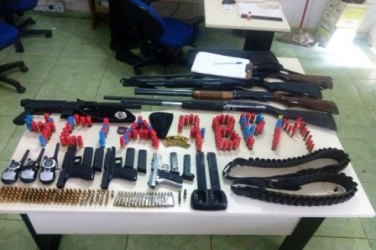 PM  prende bando com armas e munições 