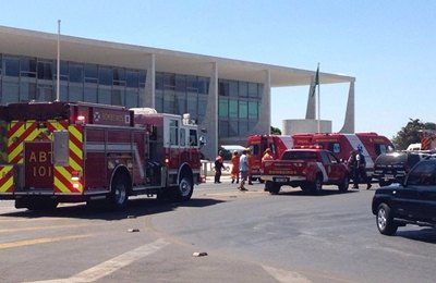 Homem ateia fogo ao próprio corpo em frente ao Palácio do Planalto