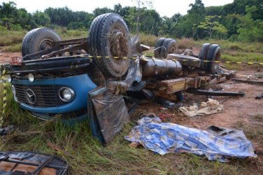 Caminhão capota na RO-464 e deixa um morto e um ferido