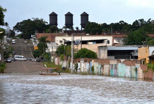 Rio sobe e ribeirinhos sofrem com risco de nova enchente
