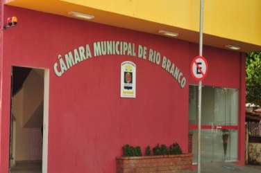 ACREAOVIVO - Socos e pontapés na galeria da Câmara Municipal