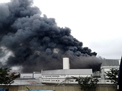 Incêndio de grandes proporções atinge fábrica de plástico em Guarulhos