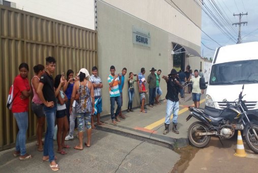 Moradores fazem protesto em frente a SEMUR