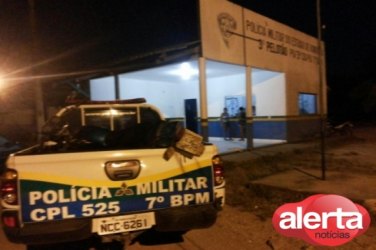 Adolescente é preso após assaltar comercial