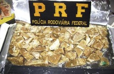 Mulher é presa em flagrante com 5 quilos de pasta base de cocaína na bagagem 