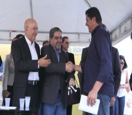 Deputado Aélcio da TV entrega ambulância para Presidente Médici