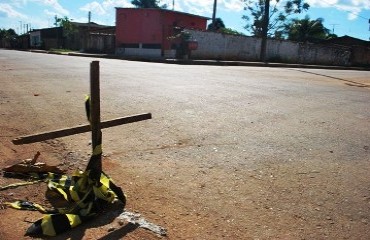 Após quase 10 dias do acidente com vítima fatal no bairro Ulisses Guimarães trecho é sinalizado com cruz por moradores – Confira fotos