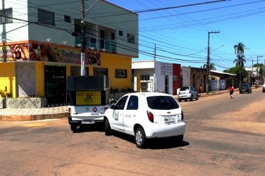 Motorista de veículo oficial avança cruzamento e provoca colisão