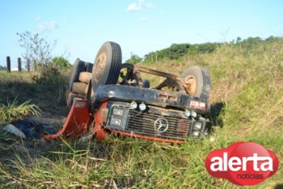 CUJUBIM - Motorista sobrevive após  capotar caminhão na RO 205