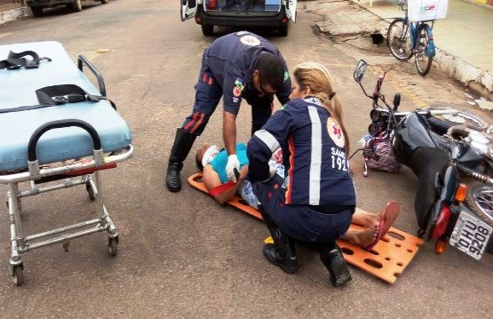 Motociclista perde controle, bate em veículo parado e acaba ferida