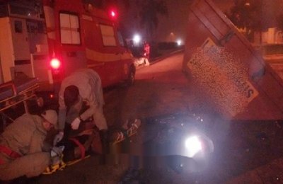 Motociclista colide contra caçamba de entulhos