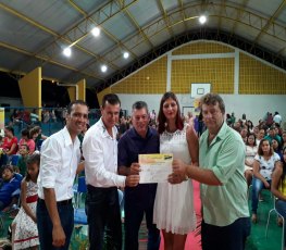 Edson Martins entrega certificados de cursos profissionalizantes