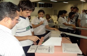 Alunos do Centro Educacional Dr. Gilberto Mendes de Azevedo participam do Programa Eleitor do Futuro 