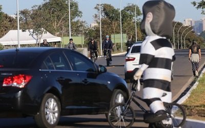 Durante pedalada matinal Dilma foge de homem vestido de pixuleco