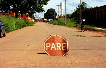 CENA DA CIDADE – Placa de sinalização está enterrada em galeria de avenida movimentada - FOTOS