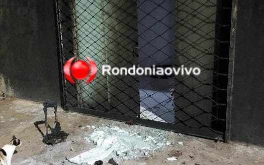 ENCAPUZADOS: Policial penal tem casa atacada por criminosos com coquetel molotov 