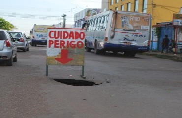 ALERTA - Cratera profunda toma conta de rua de intenso tráfego no centro da capital- Confira fotos