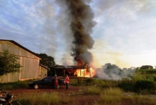 Incêndio destrói parte de fábrica de sofá e estofados 