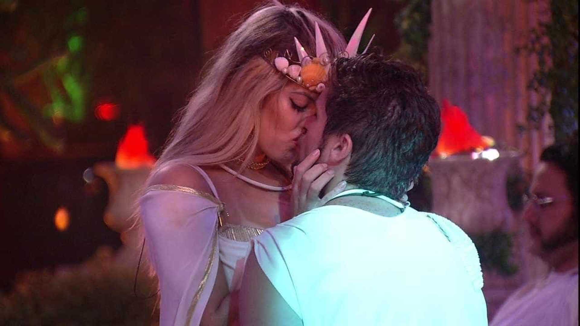 BBB: Breno e Jacqueline se beijam em festa 'Deuses Gregos'