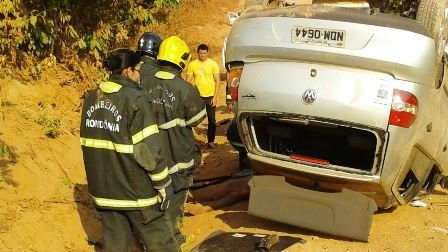 Mulher morre esmagada em capotamento na Estrada dos Periquitos