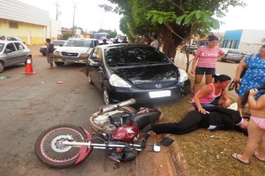 Engavetamento envolvendo dois carros e uma motocicleta deixa condutor gravemente ferido