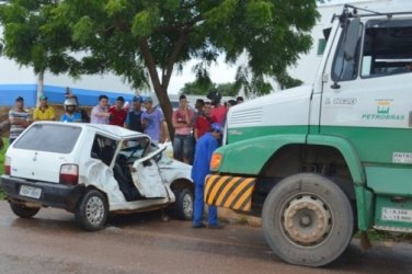 JARU – Condutor distraído causa acidente com vítima presa às ferragens