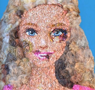 Artista cria Barbie com hematomas
