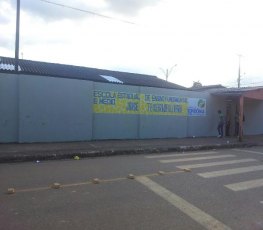 VIOLÊNCIA: Aluna é espancada por casal de adolescentes na porta de escola