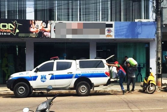 CENA DA CIDADE - Viatura é flagrada carregando materiais em academia 