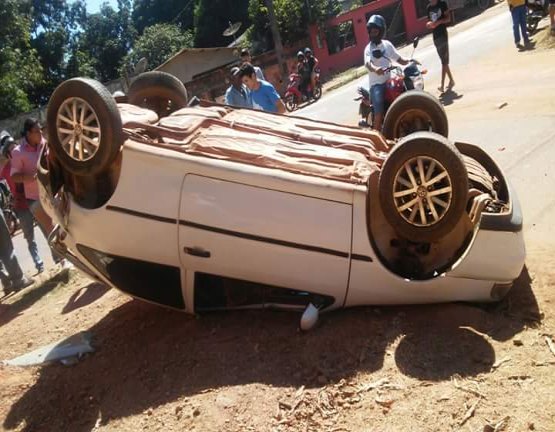 Colisão resulta em capotamento, motorista fugiu sem prestar socorro