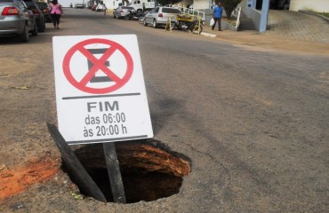 CENA DA CIDADE – Comerciantes sinalizam buraco com placa de trânsito em pleno centro de Porto Velho – Fotos