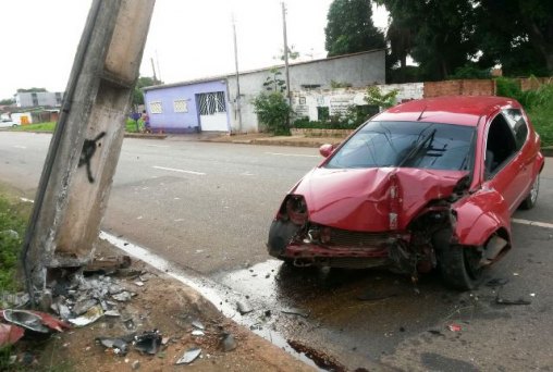 Motorista foge após bater violentamente contra poste de energia