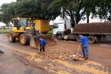 Empresário faz ‘operação tapa-buraco’ por conta própria próximo ao seu estabelecimento