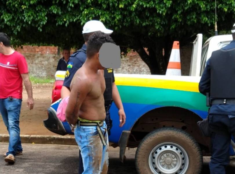 MONITORADO: Policiais à paisana prendem apenado que havia acabado de roubar bolsa