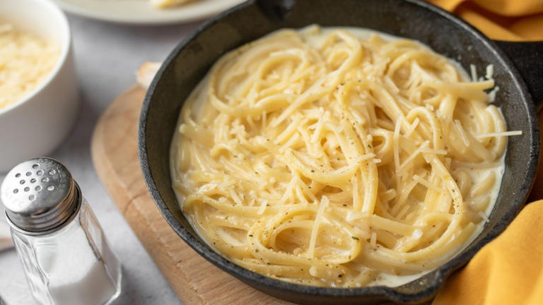 EM 15 MINUTOS: Faço esse espaguete com molho alfredo cremoso 
