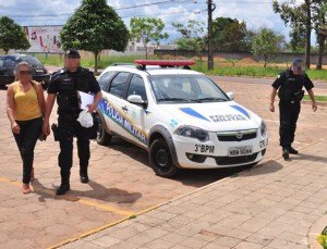 Assessora de candidato é presa entregando cartela de adesivos perto de escola