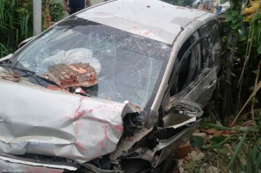 Carro com quatro pessoas se choca com muro na região central
