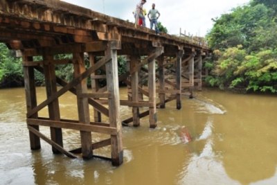 ARIQUEMES - Jeriqueiro perde controle e cai em rio, uma criança morre