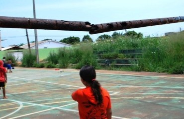 Crianças e adolescentes de escola da capital treinam em quadra de esporte precária – Fotos e vídeo