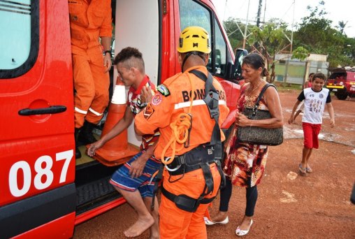 Bombeiros resgatam jovem que ameaçava se jogar de torre