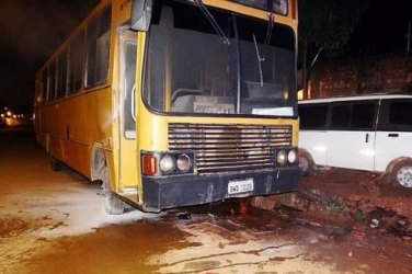 Adolescentes são apreendidos tentando incendiar ônibus escolar; eles assinavam como PCC