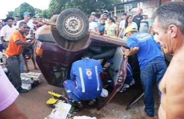 Acidente envolvendo carro e moto com vítima fatal pára trânsito na avenida Raimundo Cantuária - Confira vídeo e fotos