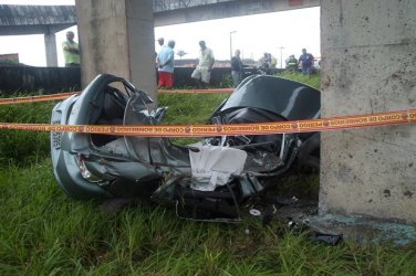 Jovem morre após tirar foto dirigindo a 170 km/h