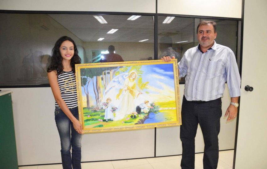 Jovem artista doa quadro para Hospital da Criança