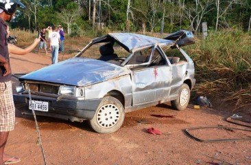 SERINGUEIRAS - Fiat Uno perde a direção, capota e deixa três mortos na linha 108 em Seringueiras